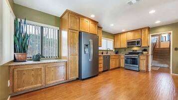 Frigorífico, microondas, horno y placa de cocina