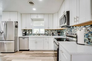 Réfrigérateur, micro-ondes, plaque de cuisson, lave-vaisselle