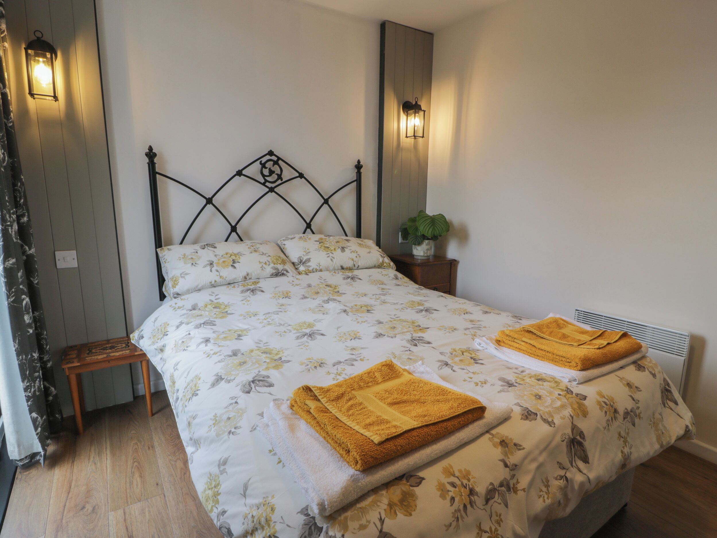 2 Schlafzimmer, individuell dekoriert, individuell eingerichtet