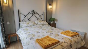 2 Schlafzimmer, individuell dekoriert, individuell eingerichtet
