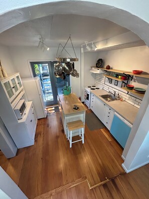 Jääkaappi, mikroaaltouuni, uuni, liesi