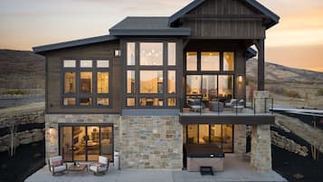 Luxury House, Lake View | Front of property