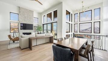Luxury House, Lake View | Dining room