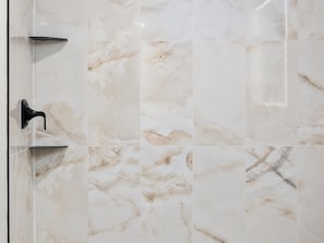 Douche, sèche-cheveux, serviettes fournies, savon