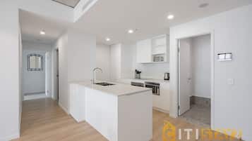 Microondas, horno, placa de cocina y lavavajillas