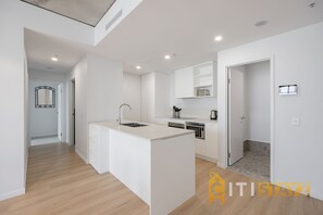 Microondas, horno, parrilla de estufa y lavavajillas