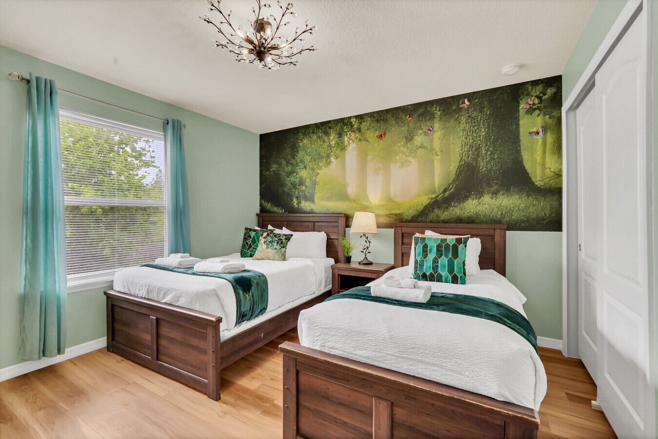 8 soverom, skrivebord, strykejern/-brett og reiseseng for barn