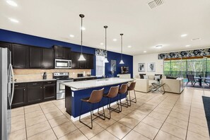 ثلاجة، ميكروويف، فرن، موقد طهي مسطح