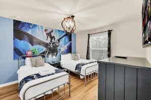 8 Schlafzimmer, Schreibtisch, Bügeleisen/Bügelbrett, Reisekinderbett