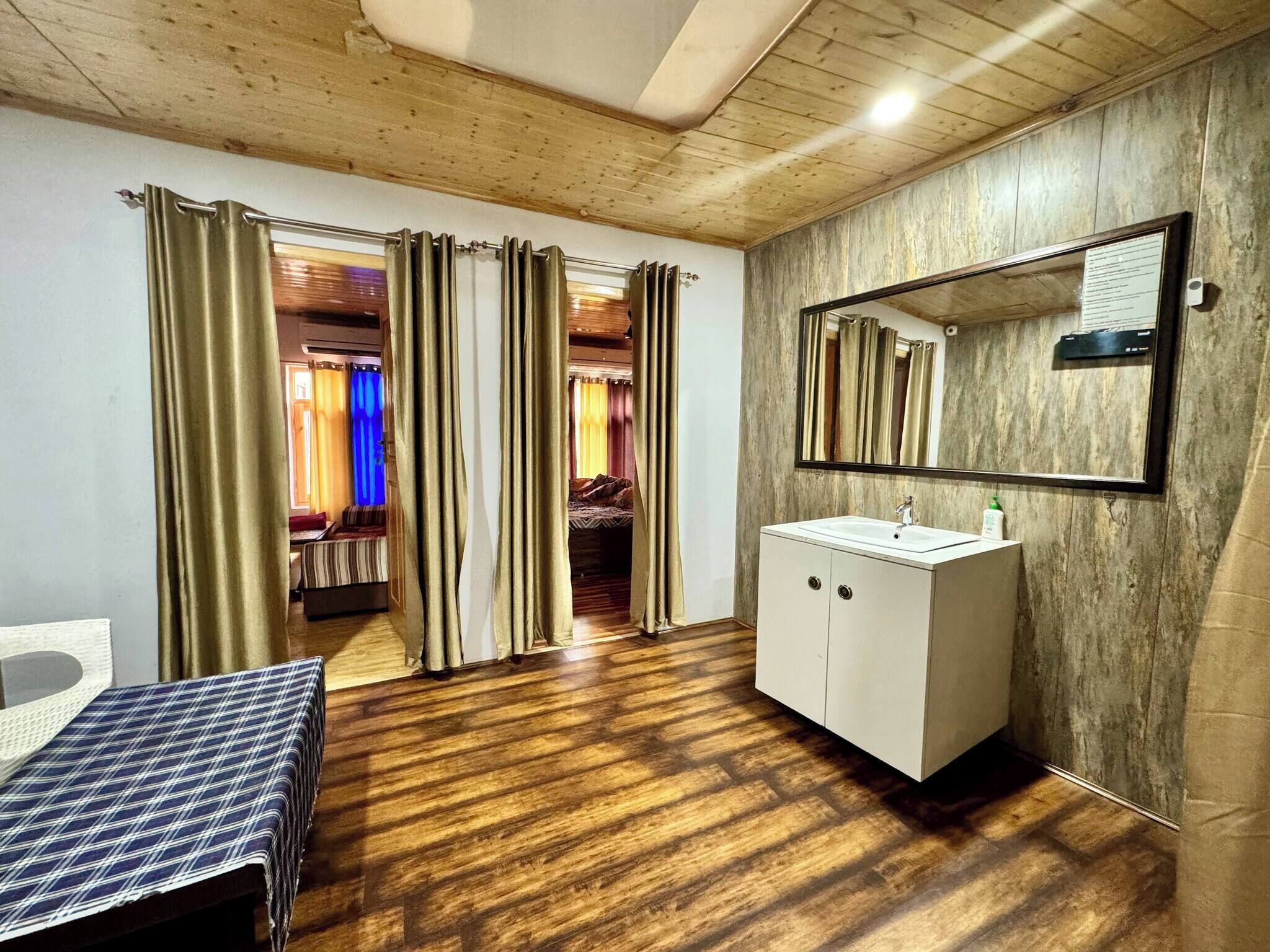 Room, 4 Bedrooms, Smoking, Balcony | 4 bedrooms