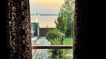 Room, 4 Bedrooms, Smoking, Balcony | Interior