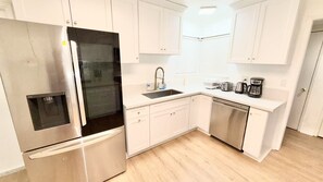 Réfrigérateur, micro-ondes, four, lave-vaisselle