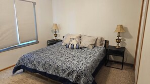 3 bedrooms, free WiFi, bed sheets - Hawthorne Hideaway is a Charming 3-bedrm bed & breakfast in West DSM with WiFi (West Des Moines)