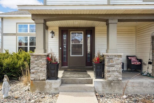 Charming basement-level 3-bedroom house with backyard view and gazebo