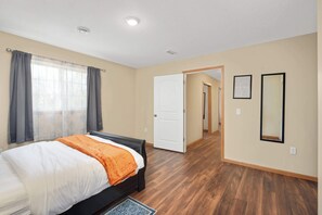 3 عدّة غرف نوم ومكواة/لوح كي وواي فاي وملاءات أسرّة