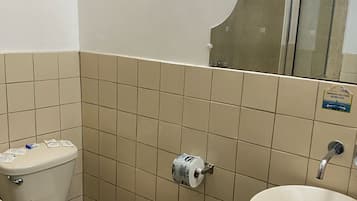 Badewanne, Handtücher, Seife, Shampoo