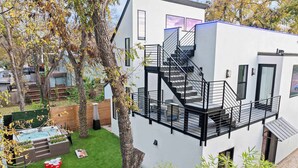 A modern two-story building with a balcony and a staircase. - The West Twin Oasis - Hot Tub near Downtown Austin (Austin)