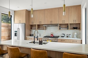 Réfrigérateur, four à micro-ondes, un four, surface de cuisson