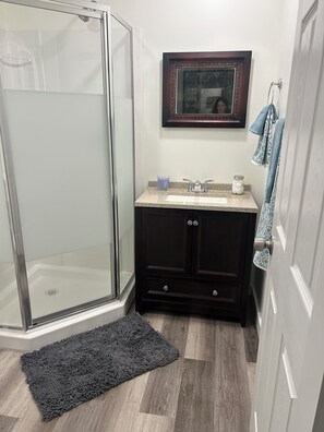 Sèche-cheveux, serviettes fournies, savon, papier toilette