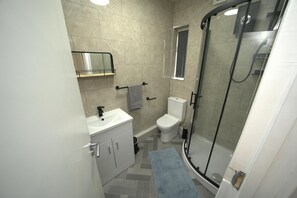 Appartement | Salle de bain | Douche, séchoir à cheveux, serviettes fournies
