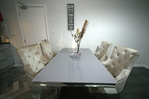 Apartment | Dining - Telford Tranquility Apartment Flat 3 for 4 Guests (Telford)