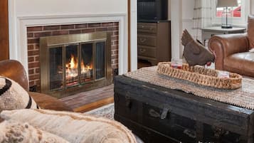 Televisión y chimenea