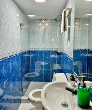 Towels, soap, toilet paper - Apartamento en el corazon de la ciudad amurallada. Calle Gastelbondo (Cartagena de Indias)