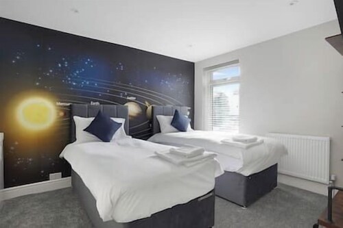 Stylish 5-Bed Home | 3 Baths | Near Bluewater & London