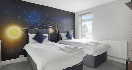 Stylish 5-Bed Home | 3 Baths | Near Bluewater & London