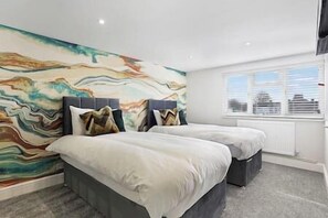 5 bedrooms, desk, iron/ironing board, free WiFi - Stylish 5-Bed Home | 3 Baths | Near Bluewater & London (London)