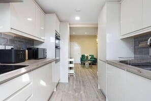 Fridge, microwave, oven, stovetop - Stylish 5-Bed Home | 3 Baths | Near Bluewater & London (London)