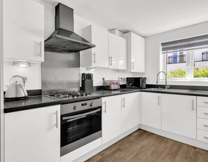 Mikrowelle, Ofen, Herdplatte, Kochgeschirr/Geschirr/Besteck