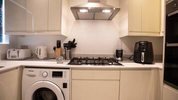 Frigorífico, microondas, horno y placa de cocina