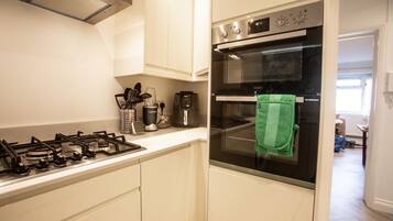 Frigorífico, microondas, horno y placa de cocina