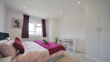 2 bedrooms, desk, iron/ironing board, WiFi