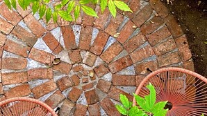 A circular brick wall with a woven basket in the center. - Elegant and Cozy Appartement with Wifi and Garden in Heart of Charming Telavi (Telavi)