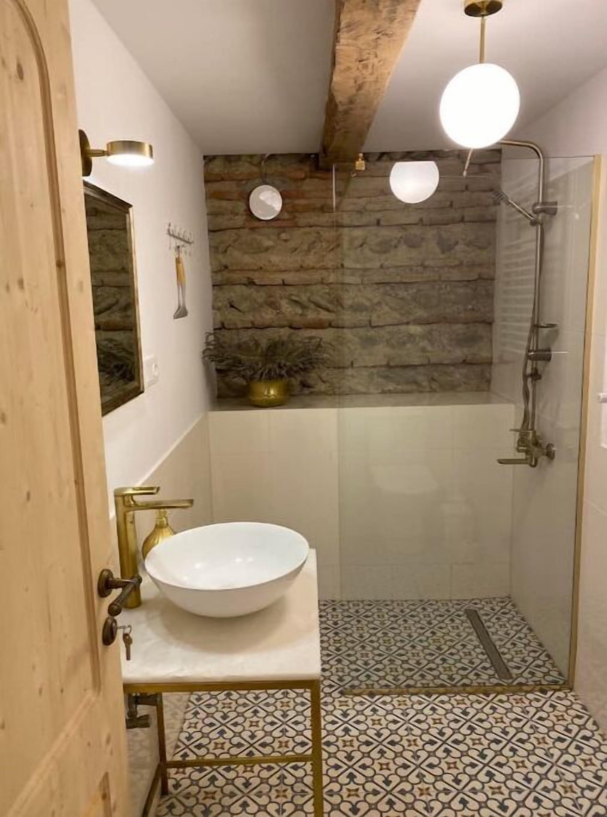 Een douche, een haardroger, handdoeken, zeep
