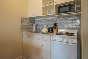 Frigorífico, microondas, horno y placa de cocina