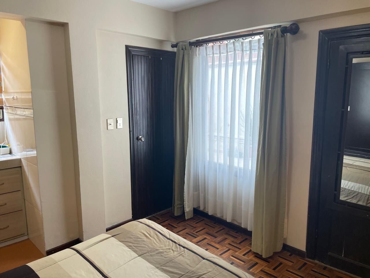 1 habitación, tabla de planchar con plancha, wifi y ropa de cama 