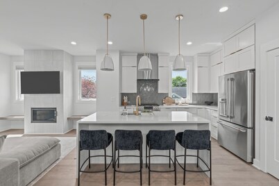 4br House Ensuite with Amazing Day & Night Roof Top Views in Raleigh