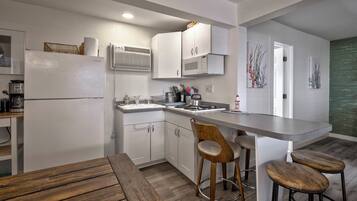 KylskÄp, mikrovÄgsugn, kaffe- och tebryggare och brödrost