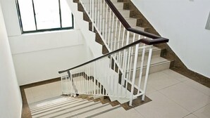 A staircase with white railings and a wooden handrail, leading to an upper floor. - Shanghai Jinxiang Hotel (Zhujiajiao Ancient Town) (Shanghai)