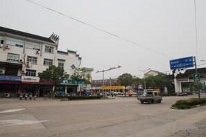 A street view with buildings, a truck, and a traffic light. - Shanghai Jinxiang Hotel (Zhujiajiao Ancient Town) (Shanghai)