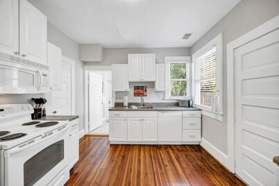 The Zen Den | King Bed | Close to DT, USC & Zoo