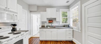 The Zen Den | King Bed | Close to DT, USC & Zoo