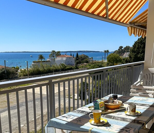 Outdoor dining - Charming town apartment with sea view near Cannes (Vallauris)
