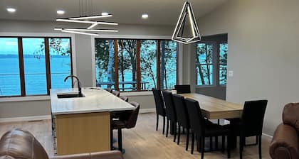 Crimson Beach Retreat- Family friendly beach get away on clear Buchanan Lake!