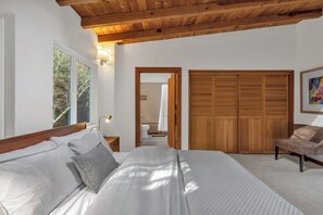 2 bedrooms, desk, iron/ironing board, WiFi