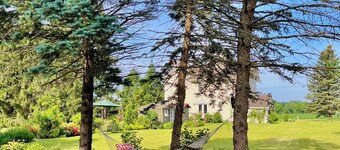 Step Inside a Magazine! Upscale Farmhouse on 3 acres. Hot Tub,Bocce Ball,Gardens