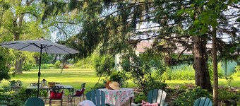 Step Inside a Magazine! Upscale Farmhouse on 3 acres. Hot Tub,Bocce Ball,Gardens